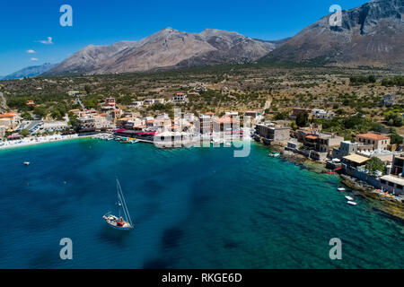 Vista aerea di Gerolimenas in Laconia, è uno dei più pittoreschi insediamenti di mani con un piccolo porto naturale. Peloponneso, Grecia Foto Stock