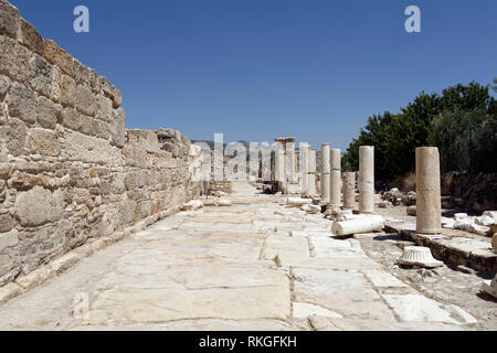 Inizio del V secolo d.c. mura di fortificazione sul lato nord del 450-metro-lunga strada colonnata. Tripolis sul meandro, Yenicekent, Turchia Foto Stock