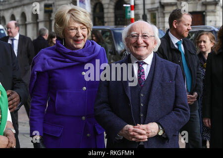 Presidente irlandese Michael D Higgins e sua moglie Sabina Coyne arrivare ad un ricevimento civico a Birmingham Town Hall il primo giorno di una visita ufficiale a Birmingham. Foto Stock