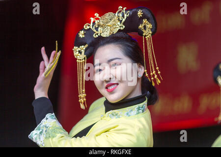 © Chris - Boll. 10/2/19, Manchester , Regno Unito. Il Capodanno cinese viene festeggiato in Manchester oggi (domenica 10 Feb 2019). Il drago annuale parata da ha avuto luogo da Albert Square a Chinatown per l'anno cinese del maiale. Ballerini e musicisti si sono uniti due draghi di grandi dimensioni come la sfilata ha fatto il suo modo attraverso la folla nel centro della citta'. Photo credit: CHRIS BULL Foto Stock