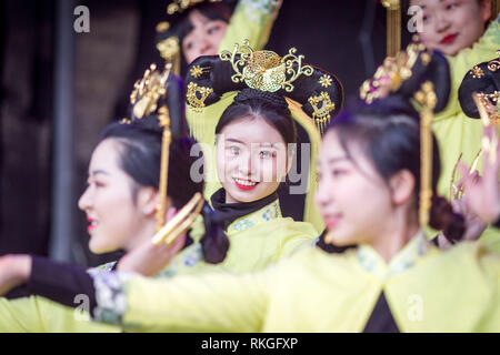 © Chris - Boll. 10/2/19, Manchester , Regno Unito. Il Capodanno cinese viene festeggiato in Manchester oggi (domenica 10 Feb 2019). Il drago annuale parata da ha avuto luogo da Albert Square a Chinatown per l'anno cinese del maiale. Ballerini e musicisti si sono uniti due draghi di grandi dimensioni come la sfilata ha fatto il suo modo attraverso la folla nel centro della citta'. Photo credit: CHRIS BULL Foto Stock