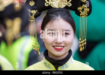 © Chris - Boll. 10/2/19, Manchester , Regno Unito. Il Capodanno cinese viene festeggiato in Manchester oggi (domenica 10 Feb 2019). Il drago annuale parata da ha avuto luogo da Albert Square a Chinatown per l'anno cinese del maiale. Ballerini e musicisti si sono uniti due draghi di grandi dimensioni come la sfilata ha fatto il suo modo attraverso la folla nel centro della citta'. Photo credit: CHRIS BULL Foto Stock