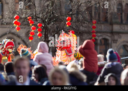 © Chris - Boll. 10/2/19, Manchester , Regno Unito. Il Capodanno cinese viene festeggiato in Manchester oggi (domenica 10 Feb 2019). Il drago annuale parata da ha avuto luogo da Albert Square a Chinatown per l'anno cinese del maiale. Ballerini e musicisti si sono uniti due draghi di grandi dimensioni come la sfilata ha fatto il suo modo attraverso la folla nel centro della citta'. Photo credit: CHRIS BULL Foto Stock