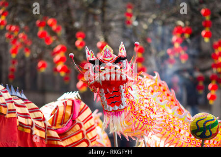 © Chris - Boll. 10/2/19, Manchester , Regno Unito. Il Capodanno cinese viene festeggiato in Manchester oggi (domenica 10 Feb 2019). Il drago annuale parata da ha avuto luogo da Albert Square a Chinatown per l'anno cinese del maiale. Ballerini e musicisti si sono uniti due draghi di grandi dimensioni come la sfilata ha fatto il suo modo attraverso la folla nel centro della citta'. Photo credit: CHRIS BULL Foto Stock