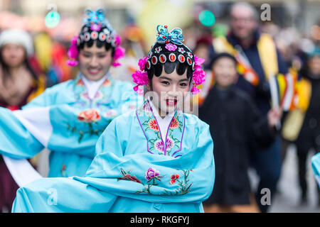 © Chris - Boll. 10/2/19, Manchester , Regno Unito. Il Capodanno cinese viene festeggiato in Manchester oggi (domenica 10 Feb 2019). Il drago annuale parata da ha avuto luogo da Albert Square a Chinatown per l'anno cinese del maiale. Ballerini e musicisti si sono uniti due draghi di grandi dimensioni come la sfilata ha fatto il suo modo attraverso la folla nel centro della citta'. Photo credit: CHRIS BULL Foto Stock