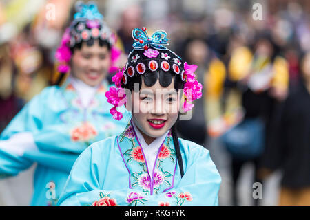 © Chris - Boll. 10/2/19, Manchester , Regno Unito. Il Capodanno cinese viene festeggiato in Manchester oggi (domenica 10 Feb 2019). Il drago annuale parata da ha avuto luogo da Albert Square a Chinatown per l'anno cinese del maiale. Ballerini e musicisti si sono uniti due draghi di grandi dimensioni come la sfilata ha fatto il suo modo attraverso la folla nel centro della citta'. Photo credit: CHRIS BULL Foto Stock