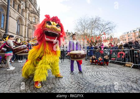 © Chris - Boll. 10/2/19, Manchester , Regno Unito. Il Capodanno cinese viene festeggiato in Manchester oggi (domenica 10 Feb 2019). Il drago annuale parata da ha avuto luogo da Albert Square a Chinatown per l'anno cinese del maiale. Ballerini e musicisti si sono uniti due draghi di grandi dimensioni come la sfilata ha fatto il suo modo attraverso la folla nel centro della citta'. Photo credit: CHRIS BULL Foto Stock