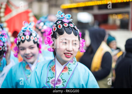 © Chris - Boll. 10/2/19, Manchester , Regno Unito. Il Capodanno cinese viene festeggiato in Manchester oggi (domenica 10 Feb 2019). Il drago annuale parata da ha avuto luogo da Albert Square a Chinatown per l'anno cinese del maiale. Ballerini e musicisti si sono uniti due draghi di grandi dimensioni come la sfilata ha fatto il suo modo attraverso la folla nel centro della citta'. Photo credit: CHRIS BULL Foto Stock