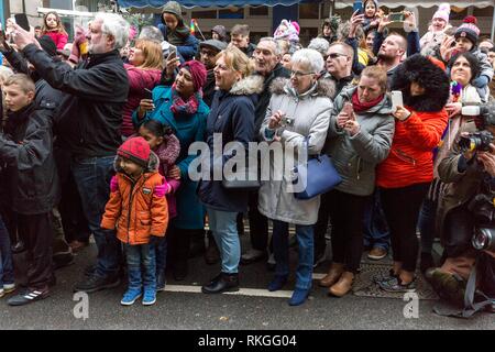 © Chris - Boll. 10/2/19, Manchester , Regno Unito. Il Capodanno cinese viene festeggiato in Manchester oggi (domenica 10 Feb 2019). Il drago annuale parata da ha avuto luogo da Albert Square a Chinatown per l'anno cinese del maiale. Ballerini e musicisti si sono uniti due draghi di grandi dimensioni come la sfilata ha fatto il suo modo attraverso la folla nel centro della citta'. Photo credit: CHRIS BULL Foto Stock