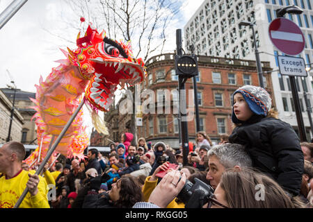 © Chris - Boll. 10/2/19, Manchester , Regno Unito. Il Capodanno cinese viene festeggiato in Manchester oggi (domenica 10 Feb 2019). Il drago annuale parata da ha avuto luogo da Albert Square a Chinatown per l'anno cinese del maiale. Ballerini e musicisti si sono uniti due draghi di grandi dimensioni come la sfilata ha fatto il suo modo attraverso la folla nel centro della citta'. Photo credit: CHRIS BULL Foto Stock