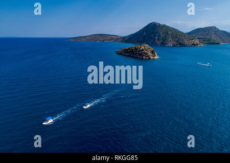 Vista aerea di Isola Koronisi vicino tolo di Argolide nel Peloponneso, Grecia. Sull'isola c'è una cappella di "Agioi Apostoloi" Foto Stock