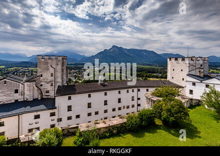 Vista della fortezza di Hohensalzburg (castello) e montagne, Salisburgo, Austria Foto Stock