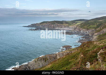 Vista su Rockham Bay e Bull Point Lighthouse vicino Illfracombe Devon UK Foto Stock