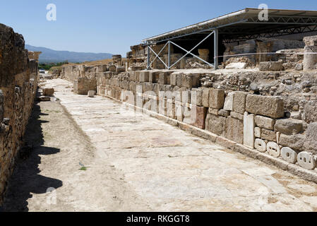 Inizio del V secolo d.c. mura di fortificazione sul lato nord del 450-metro-lunga strada colonnata. Tripolis sul meandro, Yenicekent, Turchia Foto Stock