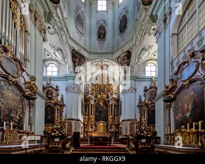 Altare e l interno della Basilica di San Pietro Abbazia Stift San Pietro, chiesa cattolica a Salisburgo, Austria, Europa Foto Stock