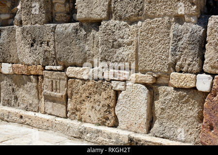 Inizio del V secolo d.c. mura di fortificazione sul lato nord del 450-metro-lunga strada colonnata. Tripolis sul meandro, Yenicekent, Turchia Foto Stock