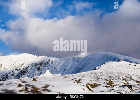 Vista di Mt Snowdon vertice da Rhyd Ddu percorso in inverno la neve nelle montagne del Parco Nazionale di Snowdonia. Gwynedd, il Galles del Nord, Regno Unito, Gran Bretagna Foto Stock