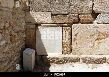 Inscritto greco blocco di marmo collocato all'inizio del V secolo d.c. mura di fortificazione del colonnato street, Tripolis sul meandro, Yenicekent, Turk Foto Stock