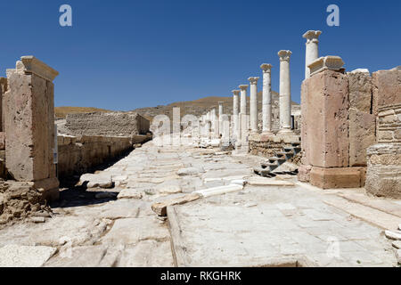 Hierapolis Street, una delle principali arterie della città antica, Tripolis sul meandro, Yenicekent, Turchia. La strada è adiacente al tardo romana Agora. Foto Stock