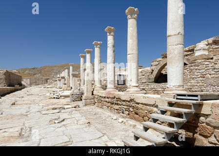 Hierapolis Street, una delle principali arterie della città antica, Tripolis sul meandro, Yenicekent, Turchia. La strada è adiacente al tardo romana Agora. Foto Stock