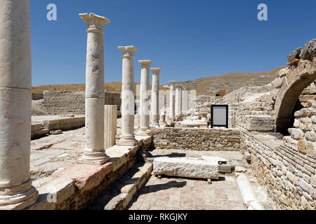 Hierapolis Street, una delle principali arterie della città antica, Tripolis sul meandro, Yenicekent, Turchia. La strada è adiacente al tardo romana Agora. Foto Stock