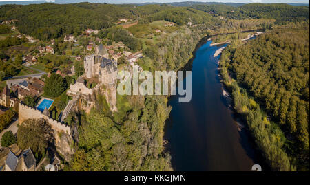 Il castello fortificato di Montfort sul fiume Dordogne, Vitrac, Aquitaine, Francia Foto Stock