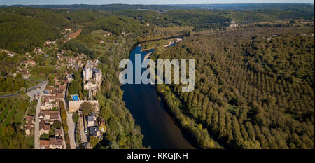 Il castello fortificato di Montfort sul fiume Dordogne, Vitrac, Aquitaine, Francia Foto Stock