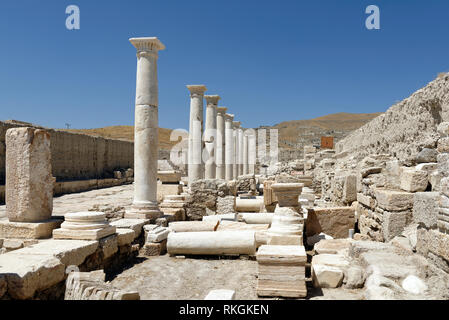 Hierapolis Street, una delle principali arterie della città antica, Tripolis sul meandro, Yenicekent, Turchia. La strada è adiacente al tardo romana Agora. Foto Stock