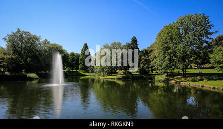 Essen, Renania settentrionale-Vestfalia, la zona della Ruhr, Germania, Essen città giardino, parco paesaggio con lago e fontana in occasione dell'Essen 2017 gr Foto Stock