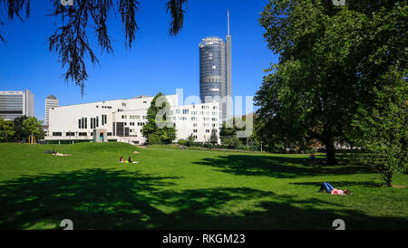 Essen, Renania settentrionale-Vestfalia, la zona della Ruhr, Germania, Essen città giardino, parco paesaggio con Aalto Theatre e RWE Tower in occasione dell'Essen 201 Foto Stock