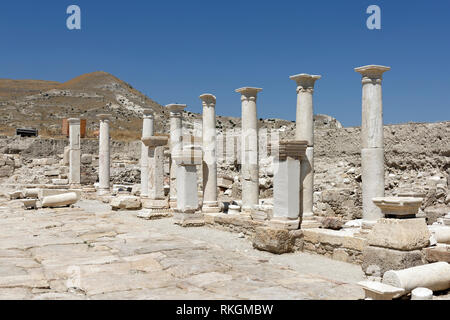 Hierapolis Street, una delle principali arterie della città antica, Tripolis sul meandro, Yenicekent, Turchia. La strada è adiacente al tardo romana Agora. Foto Stock