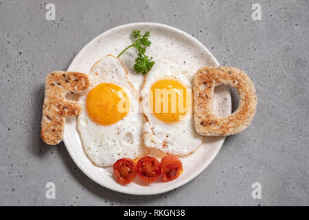 Cibo di parola scritta con toast lettere uova Foto Stock