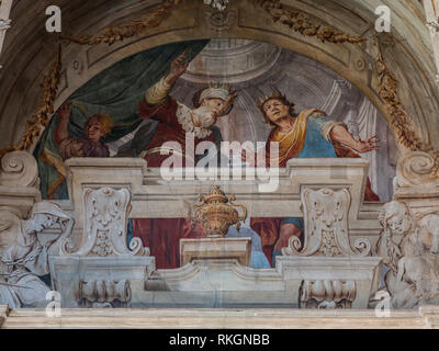 Torino Piemonte, Italia - 21 Giugno 2012: affresco sulla parete della 'Villa Tesoriera' (architetto Giacomo Maggi, 1713-1715). L'edificio ospita ora il Muni Foto Stock