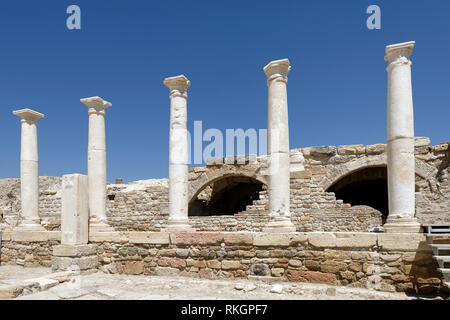 Hierapolis Street, una delle principali arterie della città in background è arcuata di edificio, Tripolis sul meandro, Yenicekent, Turchia. L'Ar Foto Stock