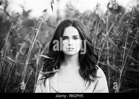 Bianco e nero ritratto di donna elegante all'aperto Foto Stock