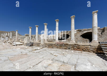 Hierapolis Street, una delle principali arterie della città in background è arcuata di edificio, Tripolis sul meandro, Yenicekent, Turchia. L'Ar Foto Stock