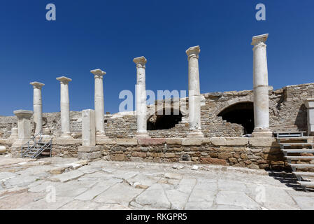 Hierapolis Street, una delle principali arterie della città in background è arcuata di edificio, Tripolis sul meandro, Yenicekent, Turchia. L'Ar Foto Stock