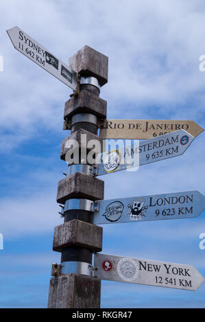 Città del Capo, Sud Africa - 9 gennaio 2019: in direzione del cartello con varie città tra cui la distanza da Capetown. Il concetto di destinazione. Foto Stock