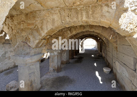 L'edificio arcuato a Ierapoli Street, una delle principali arterie della città Tripolis sul meandro, Yenicekent, Turchia. L'edificio arcuato (cryp Foto Stock