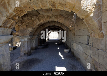 L'edificio arcuato a Ierapoli Street, una delle principali arterie della città Tripolis sul meandro, Yenicekent, Turchia. L'edificio arcuato (cryp Foto Stock