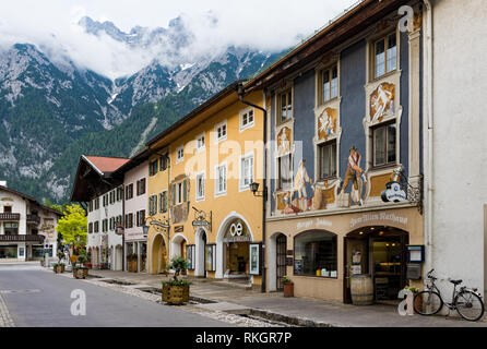 Tradizionalmente case dipinte nel villaggio di Mittenwald in Baviera, Germania, il 2 giugno 2018 Foto Stock