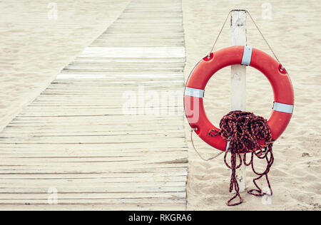 Salvagente accanto alla passeggiata a mare sulla spiaggia di Catania, Sicilia, Italia Foto Stock