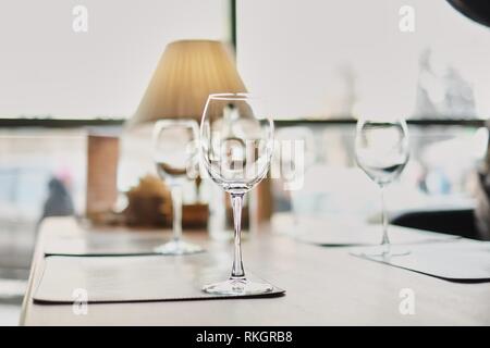 Bicchieri di vino sul tavolo. Molti bicchieri pronti a servire bevande a parte. cena aziendale. Foto Stock