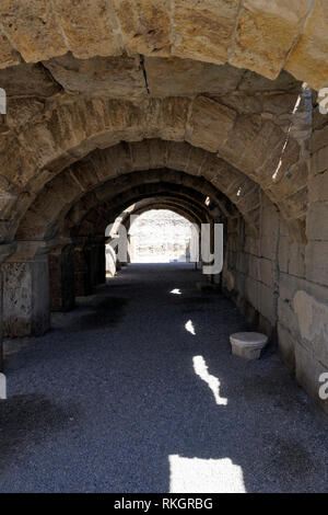 L'edificio arcuato a Ierapoli Street, una delle principali arterie della città Tripolis sul meandro, Yenicekent, Turchia. L'edificio arcuato (cryp Foto Stock