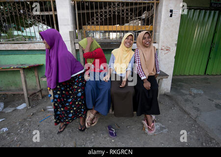 Ridendo ragazze musulmane che indossano hijabs, Dili, Timor Est Foto Stock