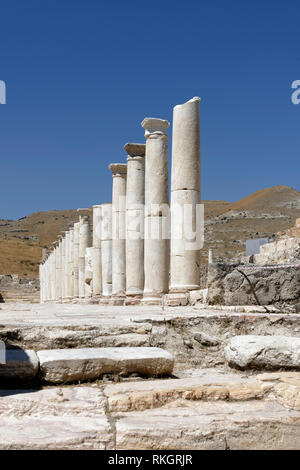 Il lato ovest di STOA (portico) del tardo romana Agora, Tripolis sul meandro, Yenicekent, Turchia. Foto Stock