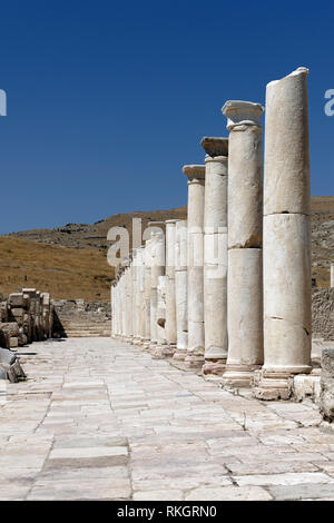 Il lato ovest di STOA (portico) del tardo romana Agora, Tripolis sul meandro, Yenicekent, Turchia. Foto Stock