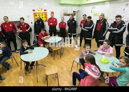 2020 FIFA Futsal World Cup qualificazioni. Il Galles visita locale di bambini orfanotrofio, Ciorescu, Moldavia. Sabato 2 Febbraio 2019. Foto Stock