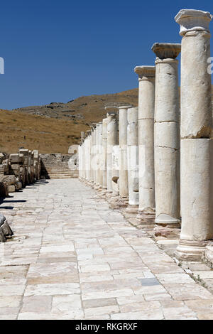 Il lato ovest di STOA (portico) del tardo romana Agora, Tripolis sul meandro, Yenicekent, Turchia. Foto Stock