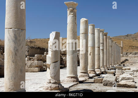 Il lato ovest di STOA (portico) del tardo romana Agora, Tripolis sul meandro, Yenicekent, Turchia. Foto Stock